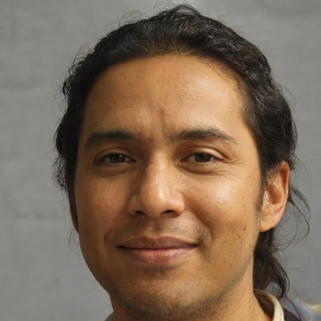 @deckyjames headshot